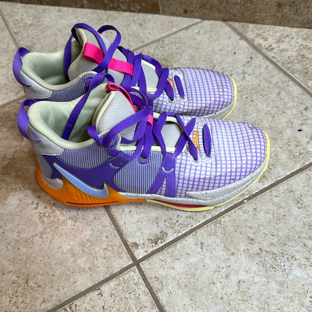 LeBron Nike Witness VII used guc sz 5 youth